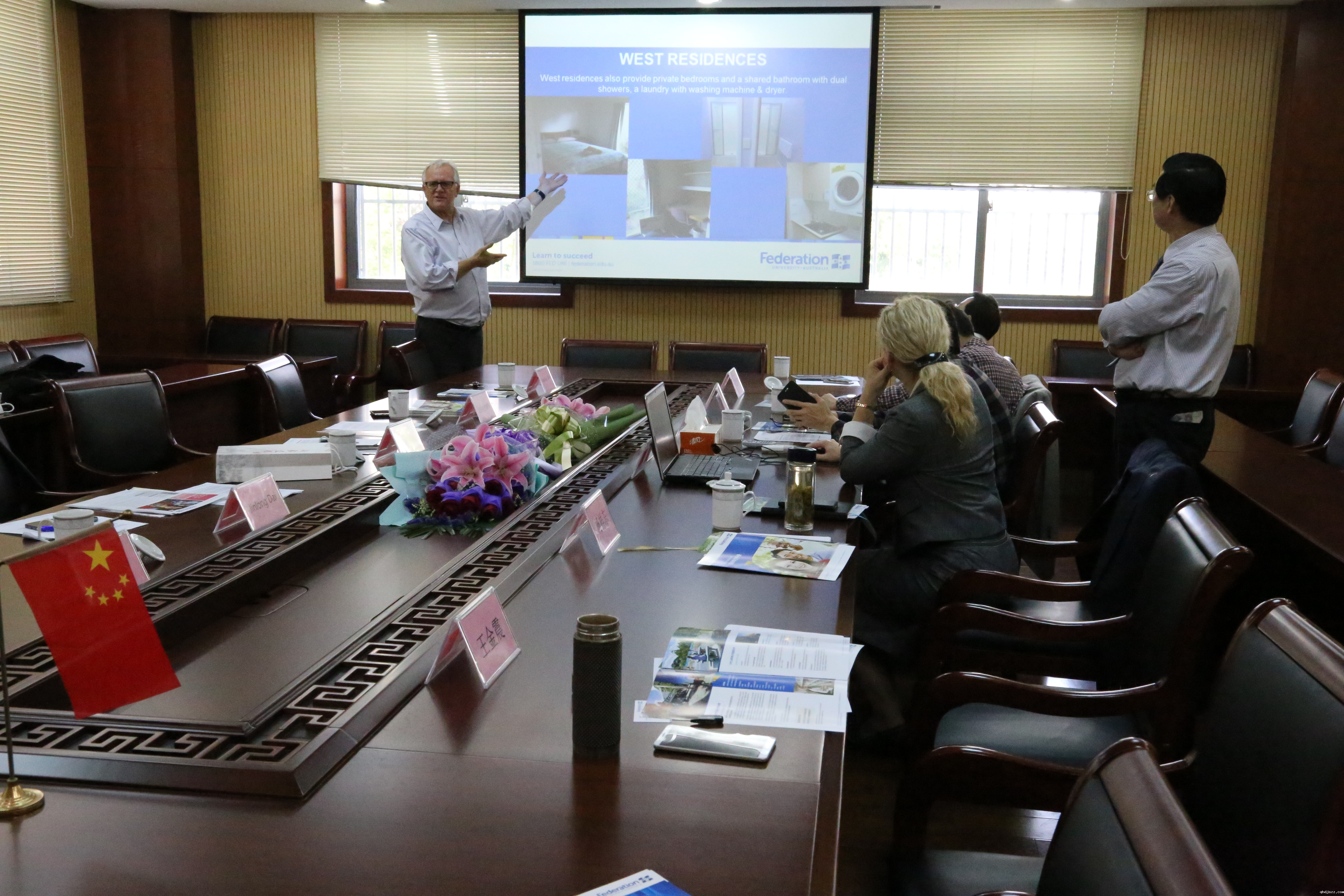 澳大利亚联邦大学吉普斯兰校区校长Harry_Ballis访问我校